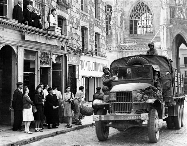 Le maire d'Alençon salue la 2e D.B.
(14 août 1944)