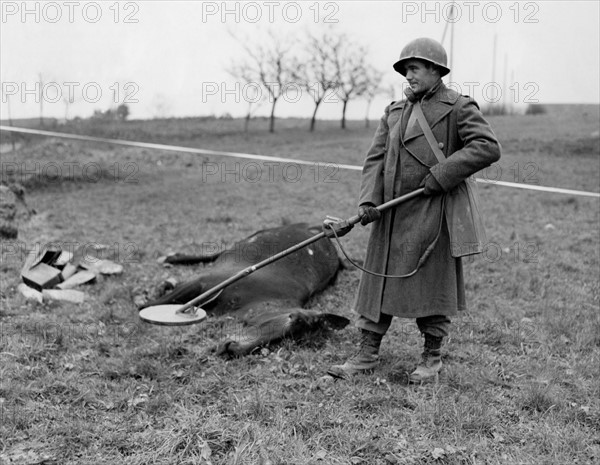 Un soldat du génie de l'U.S. Army recherchant des  mines dans la région de Laveline.
(18 novembre 1944)
