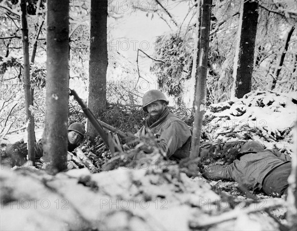 L'infanterie américaine postée  au Luxembourg, dans la neige.
(Début 1945)


(Début 1945)