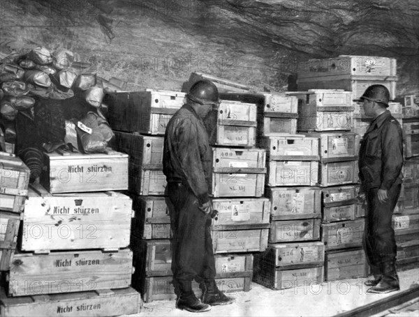 Les Américains inspectent une cave allemande remplie d'oeuvres d'art, près de Kaiseroda, en Allemagne. 
(Avril 1945)