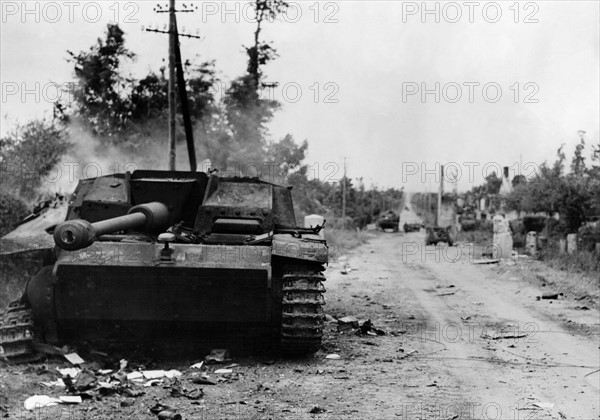 Des épaves de chars et de camions allemands sur le front de Normandie.
(Juin 1944)