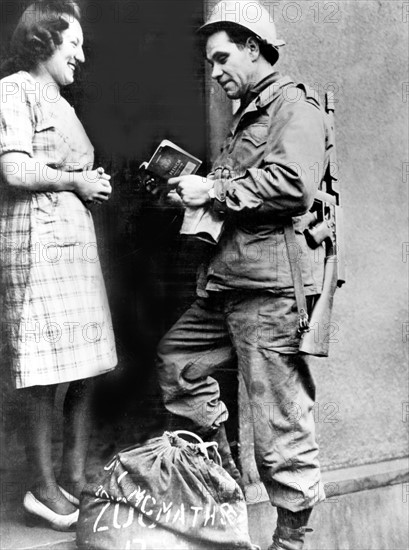 Un sergent de l'US Army essaie de converser en français. 
(Automne 1944)