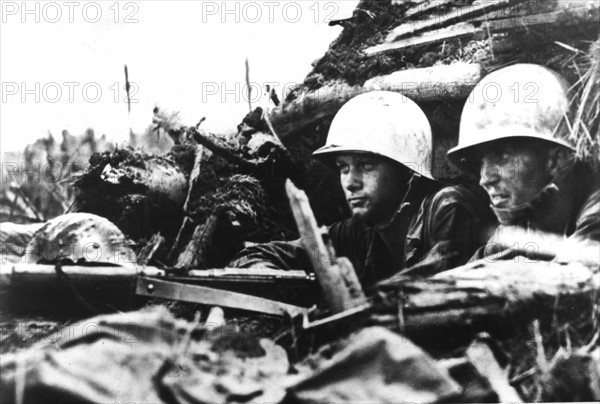Troupes américaines occupant une position japonaise à Burma, août 1944