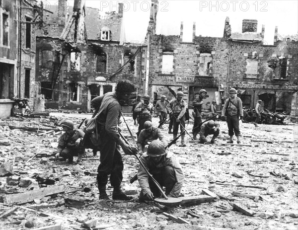 Soldats américains à Lessay
(27 juillet 1944)
