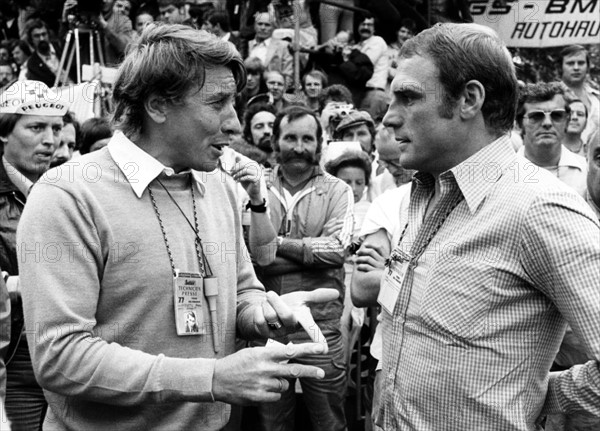 Zwei Männer, die Tour-de-France-Geschichte schrieben, im Gespräch am Rande der Tour-Etappe am 15.07.1977 in Freiburg. Jacques Anquetil (l), gewann zwischen 1957 und 1964 fünf mal die "Große Schleife", davon zuletzt vier Mal in Folge. Rudi Altig gewann zwischen 1962 und 1969 acht Etappen.