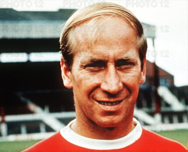 Porträt des legendären Robert ("Bobby") Charlton von Manchester  United aus dem Jahre 1968. Charlton nahm an 106 Länderspielen (1958 - 1972) teil und wurde mit seinem Klub 1965 und 1967  Englischer Meister. Er gehörte der siegreichen Elf Englands an, die 1966 den Weltmeister-Titel holte. Im selben Jahr wurde Charlton Europas Fußballer des Jahres.