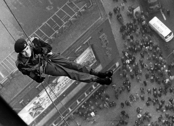 Spectacular roping down of British parachutists in Berlin