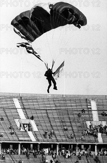 British parachutist at match Hertha BSC vs. Werder Bremen