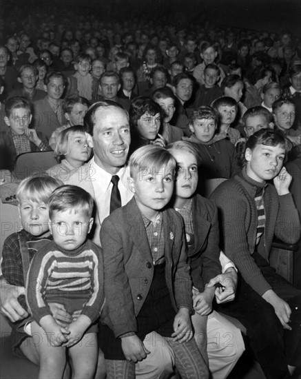 Mel Ferrer in the cinema with refugee children