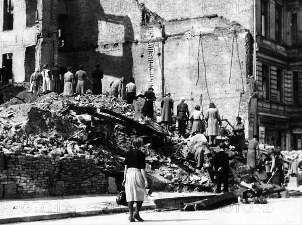 Post-war Germany: Trümmerfrauen in Berlin