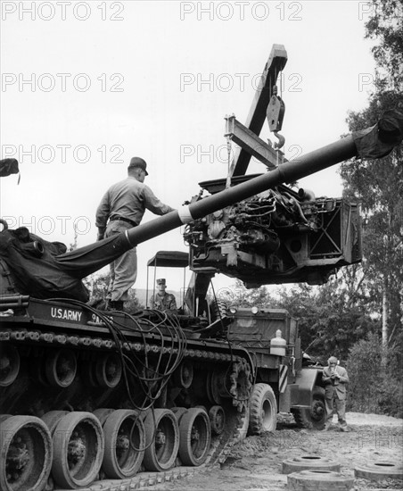Engine change during allied tank maneuver in Berlin Grunewald