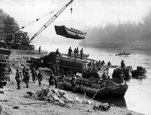 Danube crossing of US army during manoeuvre