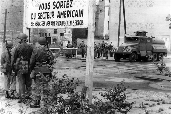 US soldiers and People's Police officers at checkpoint Friedrichstraße in Berlin 1961