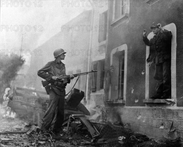 World War II - Capture of a German soldier - Photo12-dpa-pa