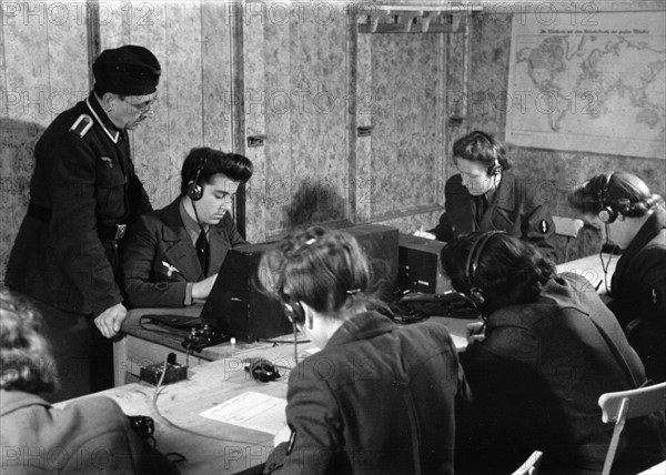 WW II - women at the front 1943 - Photo12-Picture Alliance