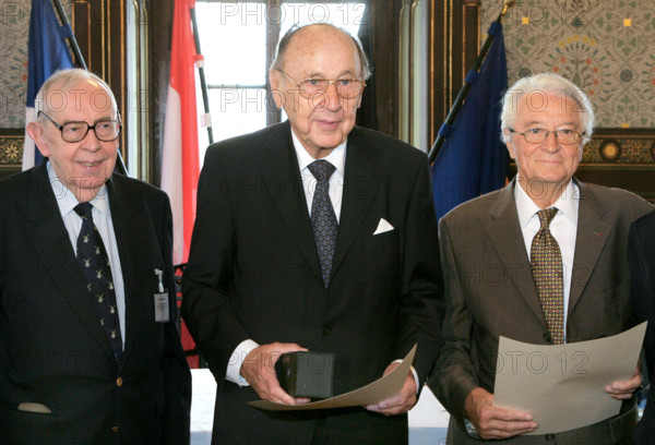 Les anciens ministres des Affaires étrangères de Pologne, d'Allemagne et de France, (g-r) Krzystof Skubiszewski, Hans Dietrich Genscher (FDP) et Roland Dumas sont réunis mardi (29.08.2006) à l'hôtel de ville de Weimar. Ils ont reçu le prix Adam Mickiewicz, décerné pour la première fois, pour leurs mérites dans la coopération entre la Pologne, la France et l'Allemagne. L'occasion était la célébration des 15 ans du « Triangle de Weimar ». Ce forum de consultation entre les pays avait été créé il y a 15 ans par les trois ministres des Affaires étrangères pour promouvoir l'Europe. 

Traduit avec DeepL.com (version gratuite)