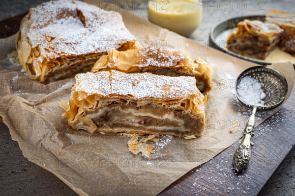 Un apfelstrudel est une spécialité traditionnelle de pâtisserie de la cuisine autrichienne, variante de gâteau strudel, à la pomme, noix, amandes, cannelle, raisins secs et sucre glace.