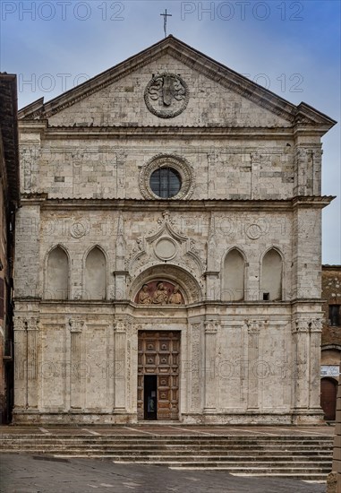 Montepulciano, church of St. Augustine: facade. Founded in 1285, the church was completely renovated in the 15th century, with the intervention of Michelozzo di Bartolomeo for the construction of the lower part of the facade, marked by fluted pilasters, surmounted by niches that frame the portal, in whose lunette there is a relief in terracotta with the Madonna and Saints John the Baptist and Augustine, 1427.
The upper part of the facade was built later.
Chiesa di Sant'Agostino, Montepulciano (SI), Toscana - Tuscany, Italia - Italy