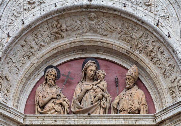 Montepulciano, church of St. Augustine: detail of the portal with the lunette with the terracotta relief of the “Madonna and Saints John the Baptist and Augustine”, by Michelozzo di Bartolomeo, 1427.
Founded in 1285, the church was completely renovated in the 15th century, with the intervention of Michelozzo di Bartolomeo for the construction of the lower part of the facade, punctuated by fluted pilasters, surmounted by niches that frame the portal.
Chiesa di Sant'Agostino, Montepulciano (SI), Toscana - Tuscany, Italia - Italy