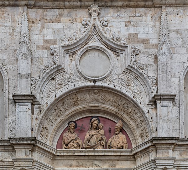 Montepulciano, church of St. Augustine: detail of the portal with the lunette with the terracotta relief of the “Madonna and Saints John the Baptist and Augustine”, by Michelozzo di Bartolomeo, 1427.
Founded in 1285, the church was completely renovated in the 15th century, with the intervention of Michelozzo di Bartolomeo for the construction of the lower part of the facade, punctuated by fluted pilasters, surmounted by niches that frame the portal.
Chiesa di Sant'Agostino, Montepulciano (SI), Toscana - Tuscany, Italia - Italy