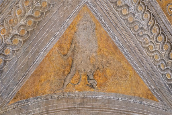 Ducal Palace: vault of the “Bridal Chamber or Camera Picta", which is a room located in the north-east tower of the Castle of San Giorgio in Mantua. It is famous for the cycle of frescoes that covers its walls, a masterpiece by Andrea Mantegna, created between 1465 and 1474.
Detail of the vault: "Hercules killing the Hydra", a pendentive decorated with a fake bas-relief of mythological inspiration, which symbolically celebrates the strength of the marquis as a leader and statesman.
Palazzo Ducale, Mantova (MN) - Mantua, Lombardia - Lombardy, Italia - Italy