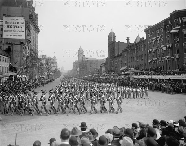 Inauguration Parade for U.S. President Woodrow Wilson, Pennsylvania Avenue, Washington DC, USA, Harris & Ewing, March 4, 1913