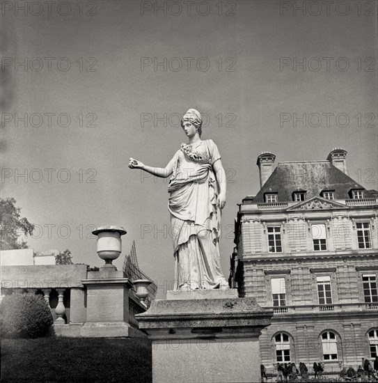 Statue, Jardin du Luxembourg, Paris, France