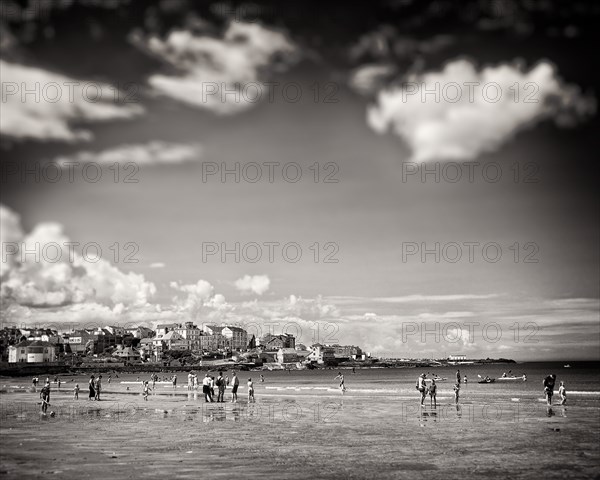 Beachgoers, Curran Strand,