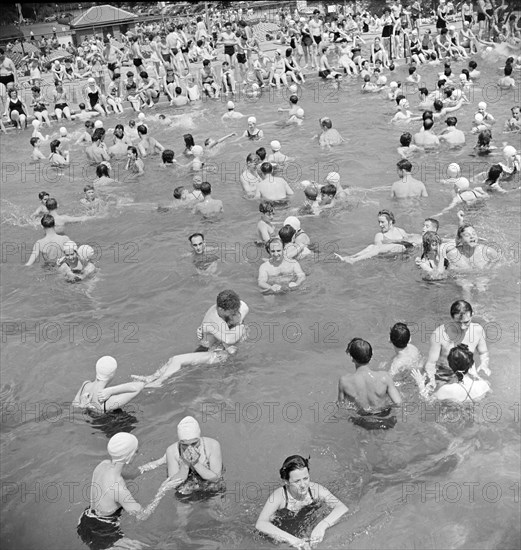 Swimmers at municipal swimming pool, Washington, D.C., USA, Marjory Collins, U.S. Office of War Information, July 1942