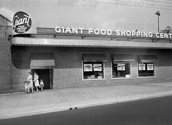 Customers leaving Giant Food Shopping Center, Wisconsin Avenue, Washington, D.C., USA, Marjory Collins, U.S. Office of War Information, June 1942