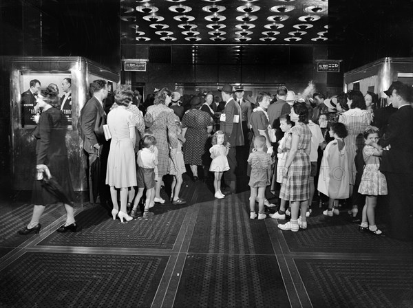 Crowd waiting to buy tickets, Radio City Music Hall, New York City, New York, USA, Marjory Collins, U.S. Office of War Information, August 1942