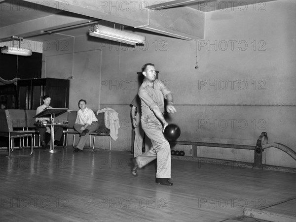 Man bowling at bowling alley, New York City, New York, USA, Marjory Collins, U.S. Office of War Information, August 1942