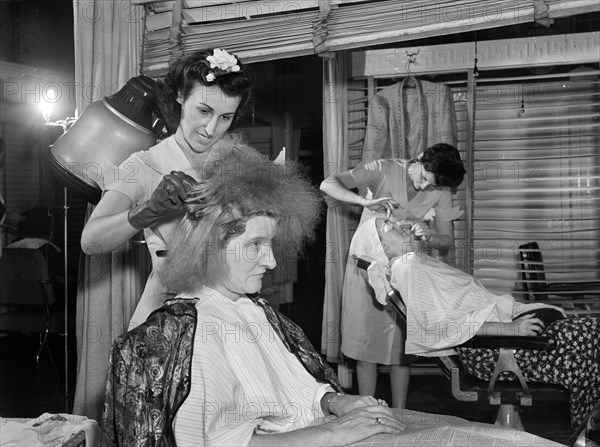 Woman getting her hair dyed, Francois de Paris Hair Salon, Eighth Street, New York City, New York, USA, Marjory Collins, U.S. Office of War Information, September 1942