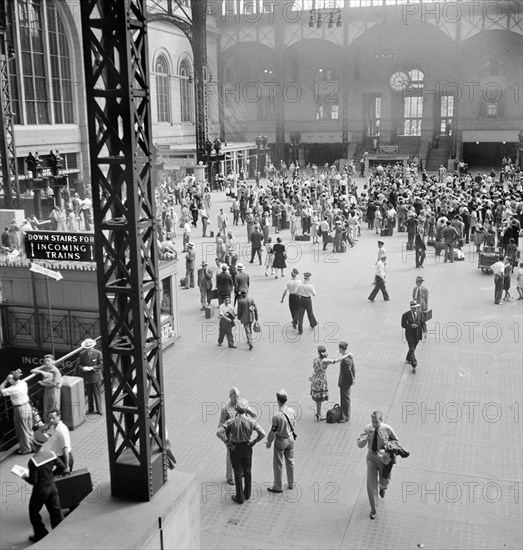 Main concourse, Pennsylvania Station, New York City, New York, USA, Marjory Collins, U.S. Office of War Information, August 1942