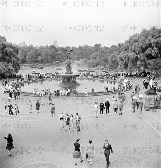 Crowd at Bethesda Fountain, Central Park, New York City, New York, USA, Marjory Collins, U.S. Office of War Information,