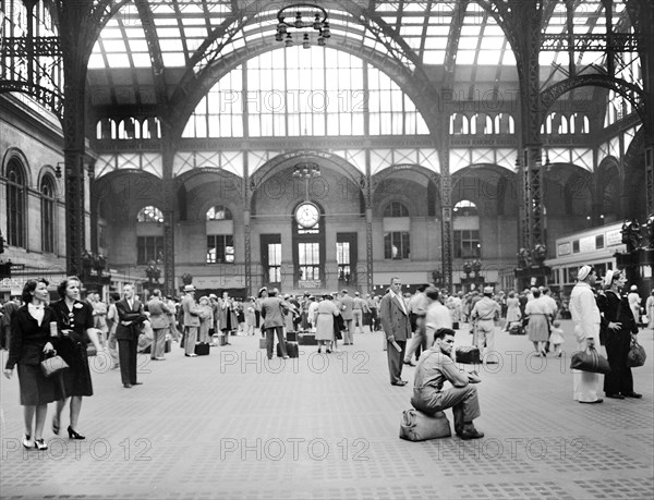 Crowd waiting for trains in main concourse, Pennsylvania Station, New York City, New York, USA, Marjory Collins, U.S. Office of War Information, August 1942