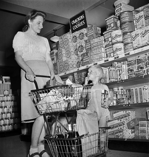 Woman and young boy shopping in cooperative grocery store in federal housing project, Greenbelt, Maryland, USA, Marjory Collins, U.S. Office of War Information< May 1942