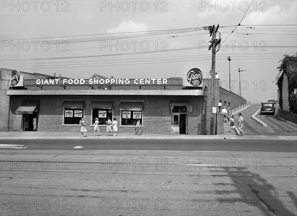 Street scene, customers outside Giant Food Shopping Center, Wisconsin Avenue, Washington, D.C., USA, Marjory Collins, U.S. Office of War Information, June 1942