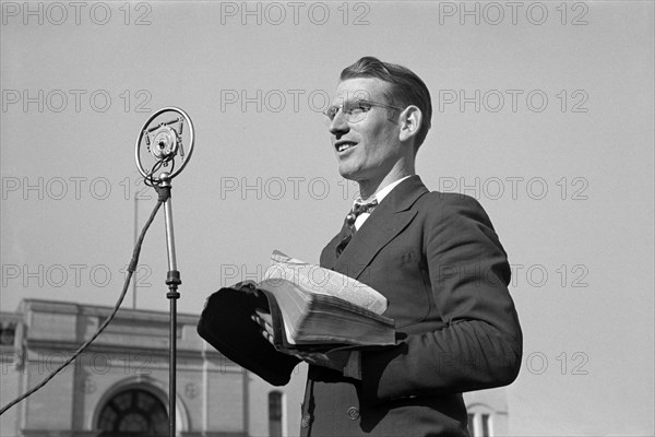 Itinerant preacher broadcasting to his audience by means of public address system on street, Marshall, Texas, USA, Russell Lee, U.S. Farm Security Administration, April 1939