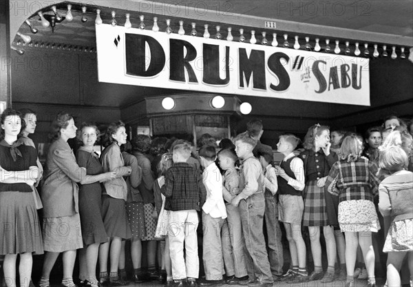 Group of schoolchildren waiting to get in the movies, San Augustine, Texas, USA, Russell Lee, U.S. Farm Security Administration, April 1939