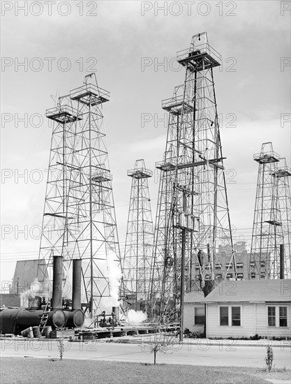 Drilling operations and derricks, Kilgore, Texas, USA, Russell Lee, U.S. Farm Security Administration, April 1939