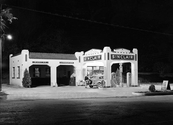 Oil and gasoline service station at night, San Augustine, Texas, USA, Russell Lee, U.S. Farm Security Administration, April 1939