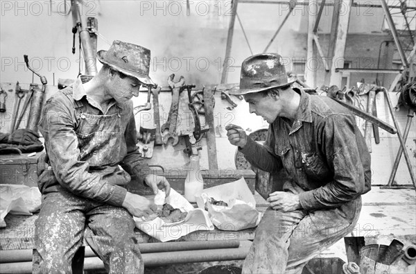 Oil field workers eating lunch, Kilgore, Texas, USA, Russell Lee, U.S. Farm Security Administration, April 1939