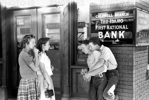 Teen boys and girls hanging out, Caldwell, Idaho, USA, Russell Lee, U.S. Farm Security Administration, June 1941