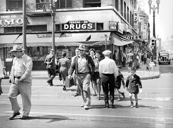 Street scene, Little Tokyo, Los Angeles, USA, Russell Lee, U.S. Farm Security Administration, April 1942