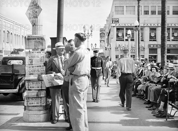 Sidewalk scene, midtown, San Diego, California, USA, Russell Lee, U.S. Farm Security Administration, May 1941