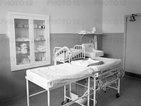 Childbirth delivery room, Cairns General Hospital, FSA (Farm Security Administration) farm workers' community, Eleven Mile Corner, Arizona, USA, Russell Lee, U.S. Farm Security Administration, February 1942