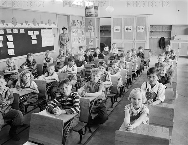 Schoolchildren in classroom at FSA (Farm Security Administration) farm workers' community, Eleven Mile Corner, Arizona, USA, Russell Lee, U.S. Farm Security Administration, February 1942