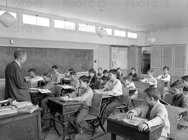 Schoolchildren in classroom at FSA (Farm Security Administration) farm workers' community, Eleven Mile Corner, Arizona, USA, Russell Lee, U.S. Farm Security Administration, February 1942