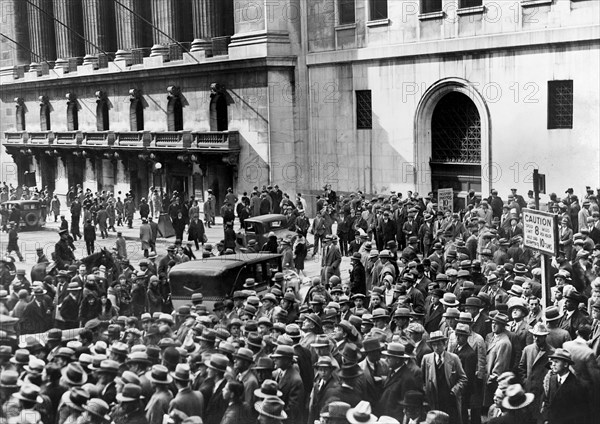 Crowd of people gather outside the New York Stock Exchange following the stock market crash, New York City, New York, USA, New York World-Telegram and the Sun Newspaper Photograph Collection, October 1929